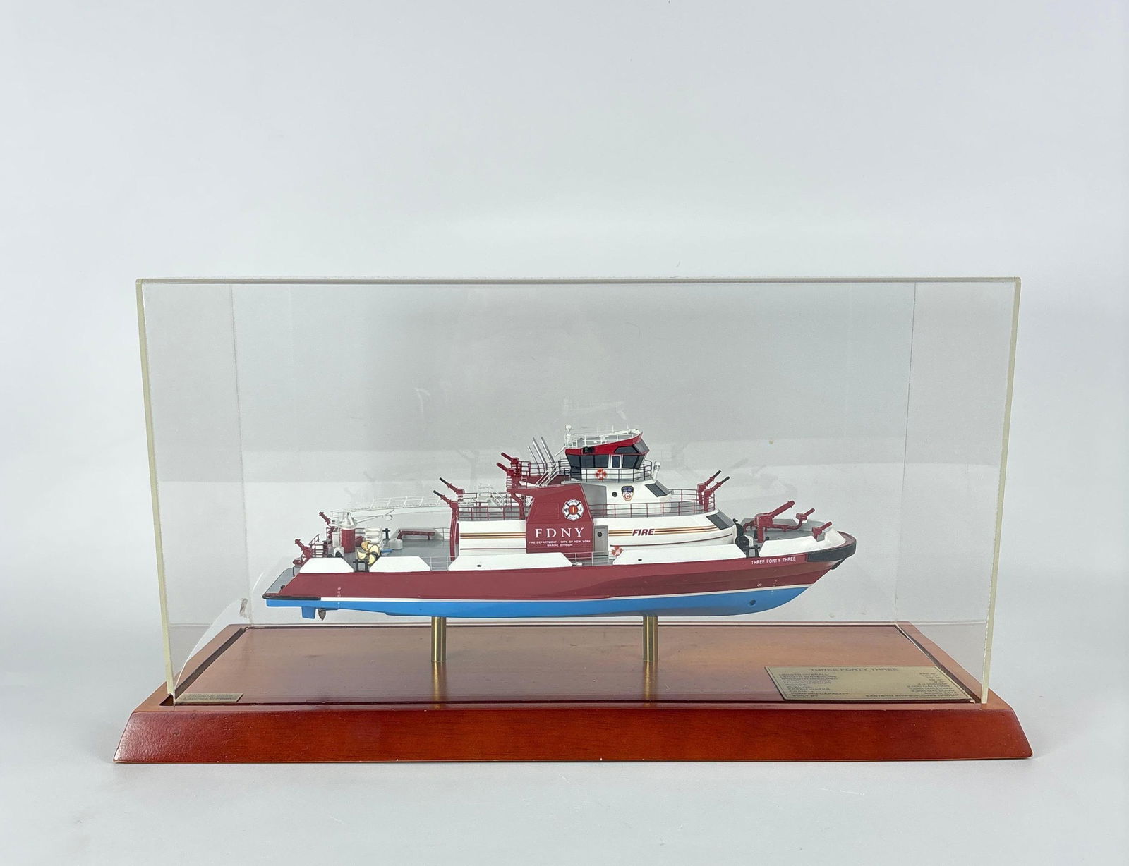 VINTAGE FDNY THREE FORTY THREE FIREBOAT MODEL IN ACRYLIC DISPLAY CASE (1 of 11)