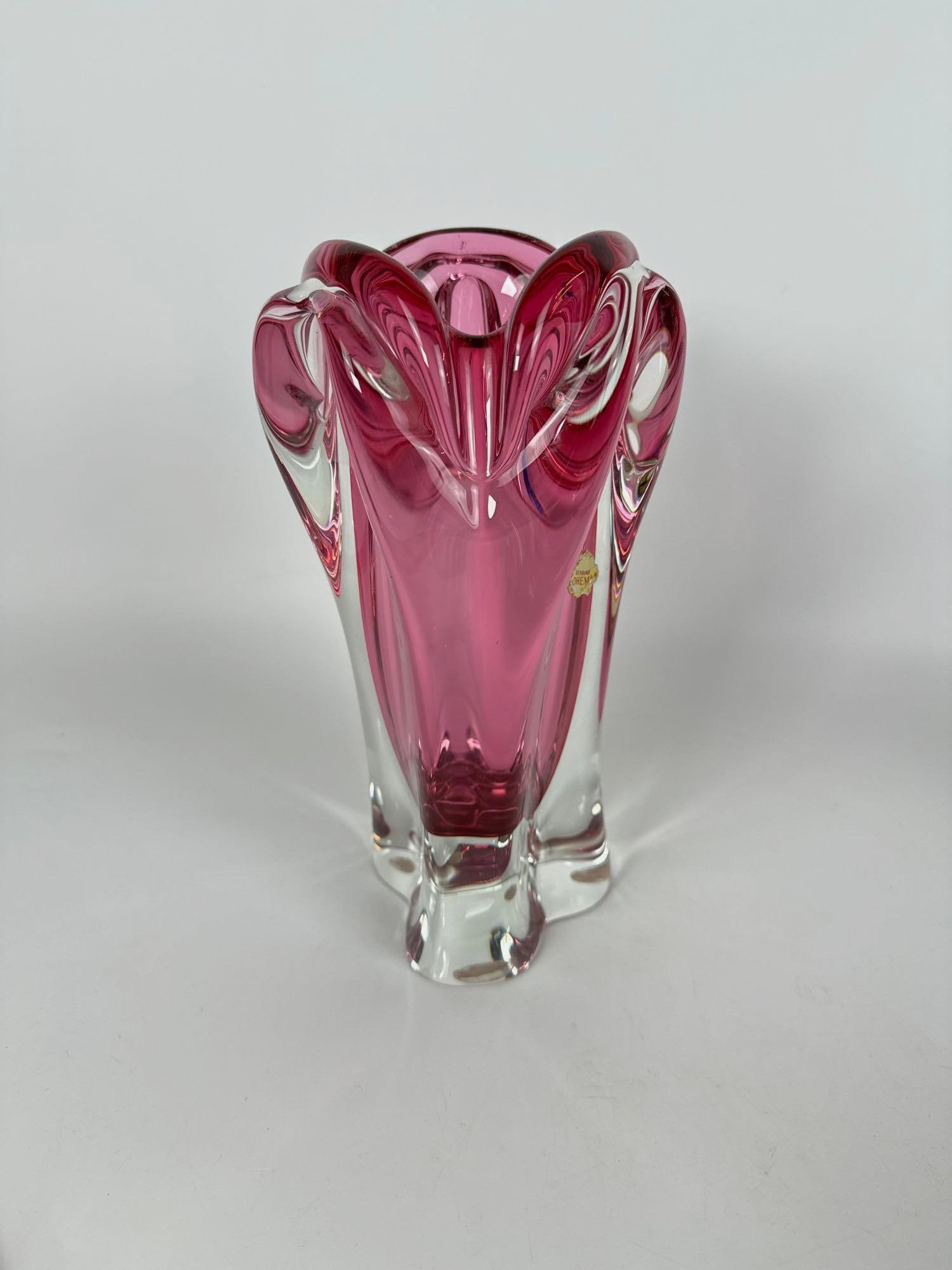 VINTAGE JOSEF HOSPODKA BOHEMIAN ART GLASS VASE: Mid century hand blown Czech art glass vase with a sculptural organic form and sommerso color layering designed by Josef Hospodka for Ch?ibská Glassworks. Approximate Dimensions: 10.5”H x 5.25