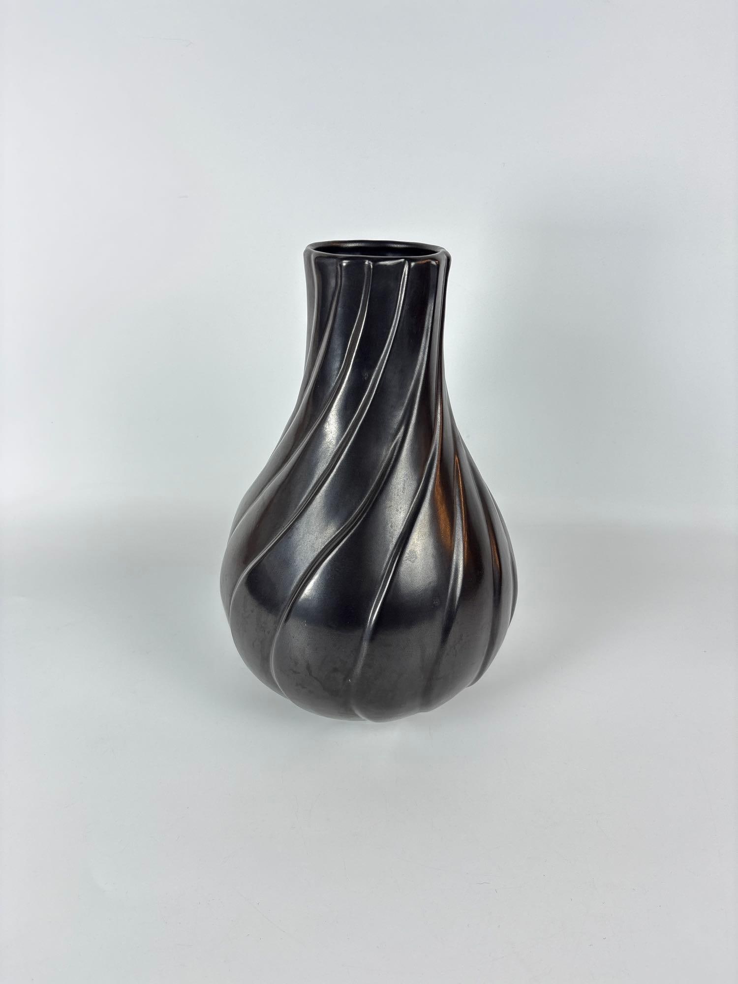 VINTAGE RED WING POTTERY RIBBED/FLUTED DECORATOR VASE DARK GLAZE 654 (1 of 6)