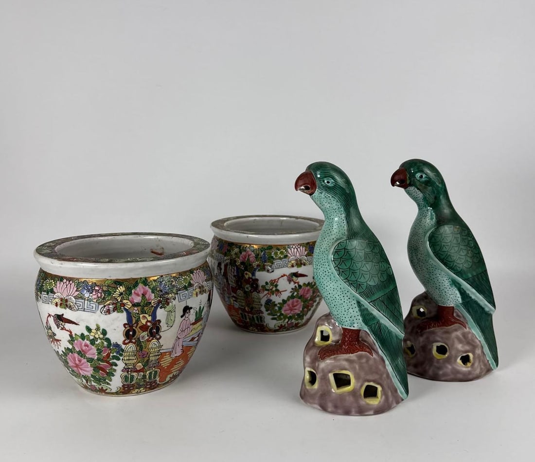 VINTAGE SMALL CHINESE EXPORT CERAMIC CACHEPOTS PLANTERS AND PAIR PARROT FIGURES (1 of 9)