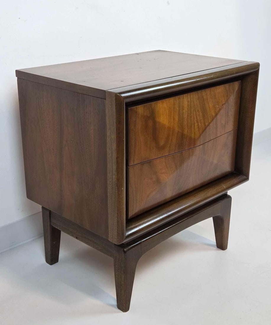 VINTAGE UNITED FURNITURE DIAMOND FRONT NIGHTSTAND (1 of 8)