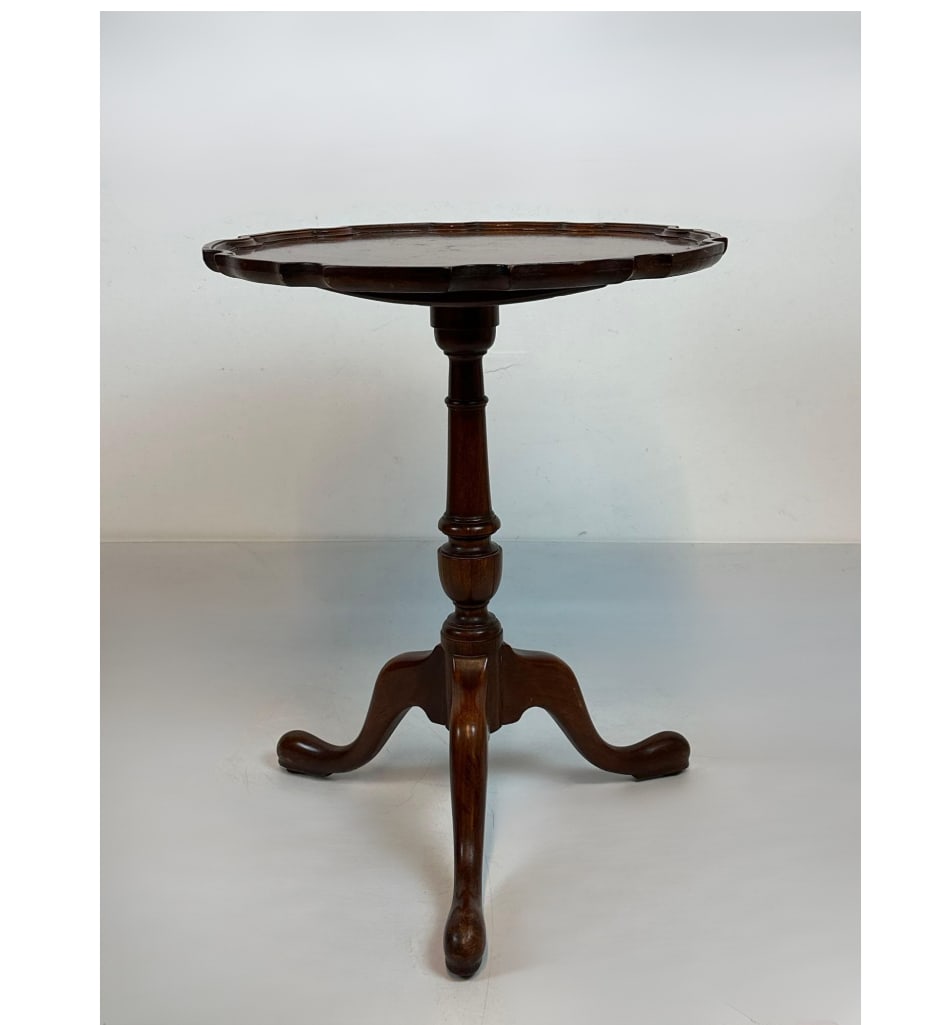 IMPERIAL MAHOGANY QUEEN ANNE PIE CRUST TABLE: *This is an early 20th-century mahogany occasional table by Imperial Furniture of Grand Rapids. Approximate Dimensions:26.5”h x 20.5”dia Artist or Maker: Unknown Provenance: From a New Yor