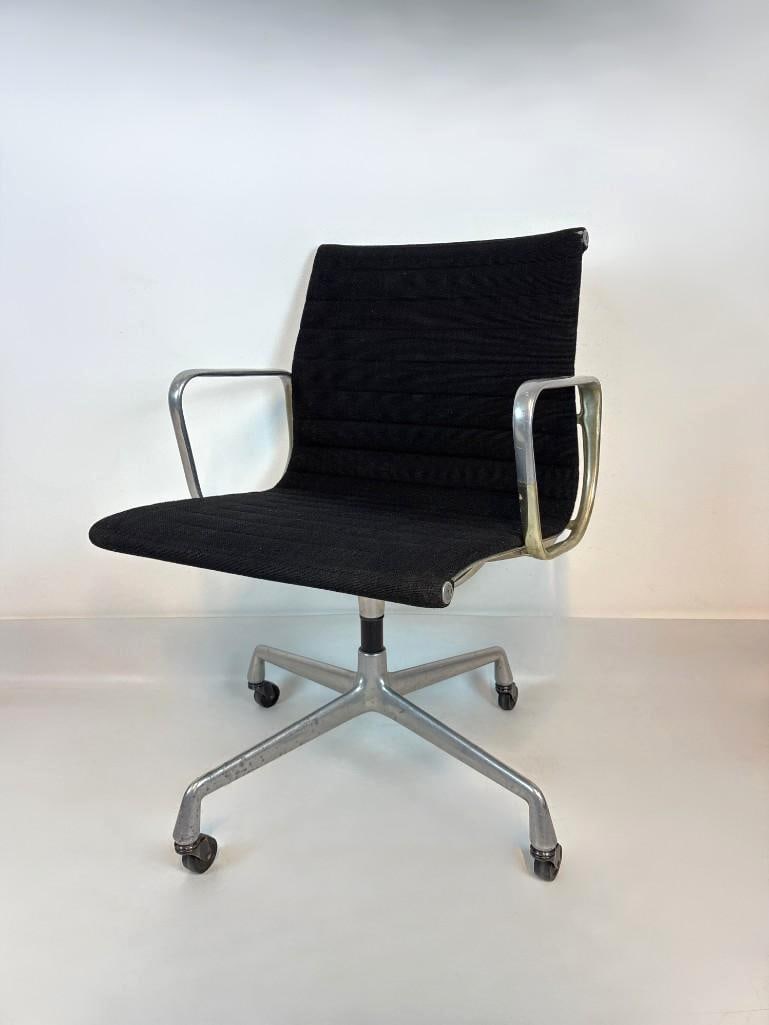 VINTAGE HERMAN MILLER EAMES ALUMINUM GROUP MANAGEMENT OFFICE CHAIR: Classic mid century modern adjustable swivel desk chair with ribbed black upholstery and polished aluminum frame. Approximate Dimensions: 33.5" x 22.25" x 21" Artist or Maker: Herman Mill