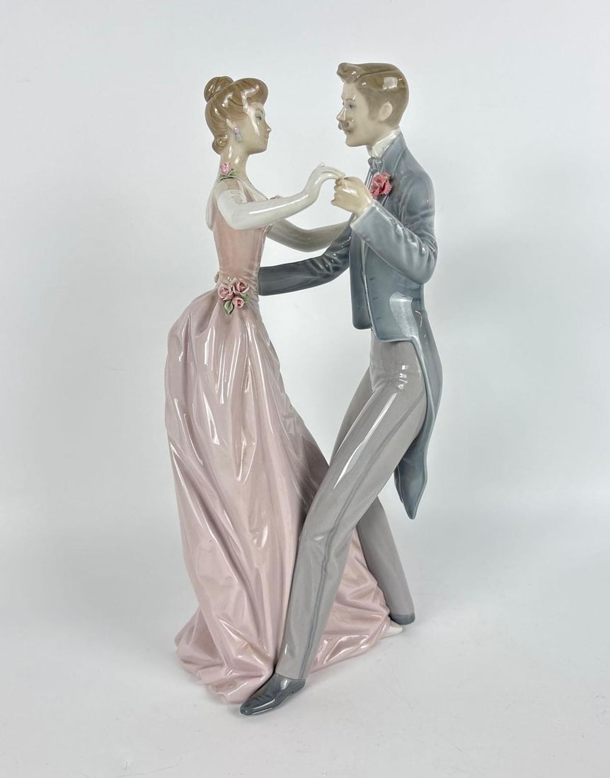 LLADRO SPAIN ANNIVERSARY WALTZ PORCELAIN FIGURINE (1 of 8)