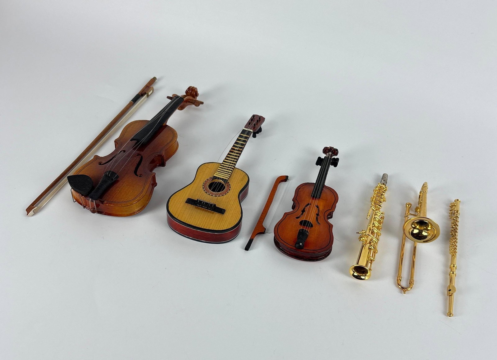 LOT OF 6 VINTAGE MINIATURE MUSICAL INSTRUMENT REPLICA PROPS (1 of 6)