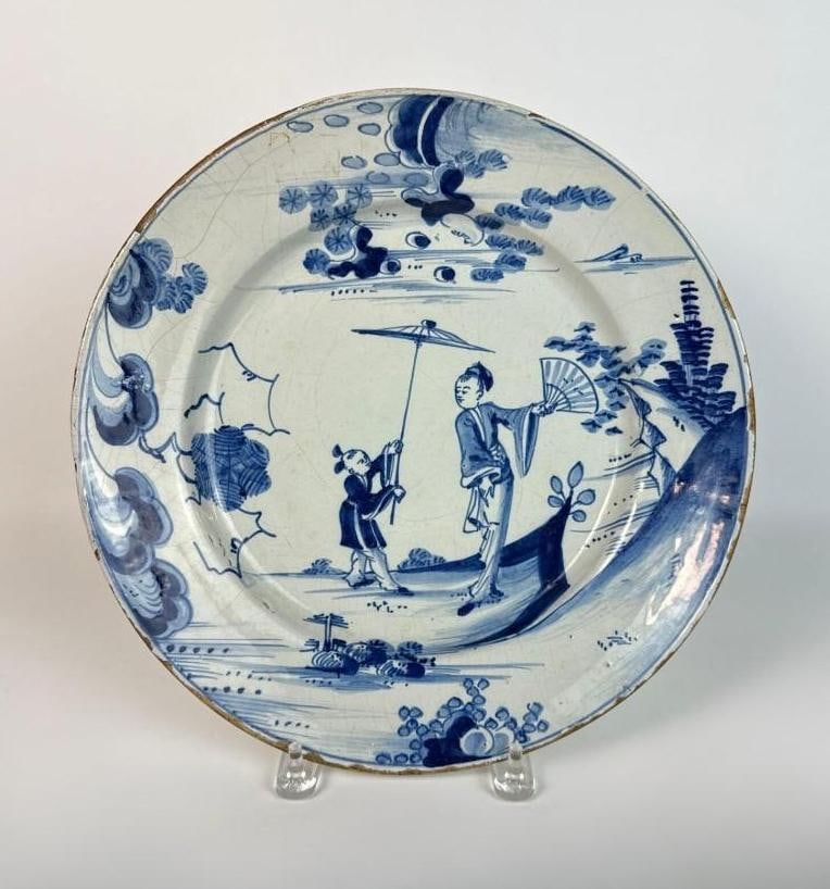 BRISTOL ENGLISH DELFT CHINOISERIE CHARGER – PARASOL MOTIF (1 of 6)