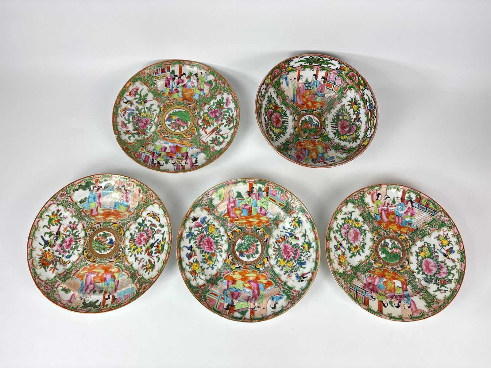 CHINESE EXPORT FAMILLE ROSE MEDALLION PORCELAIN BOWLS (1 of 7)