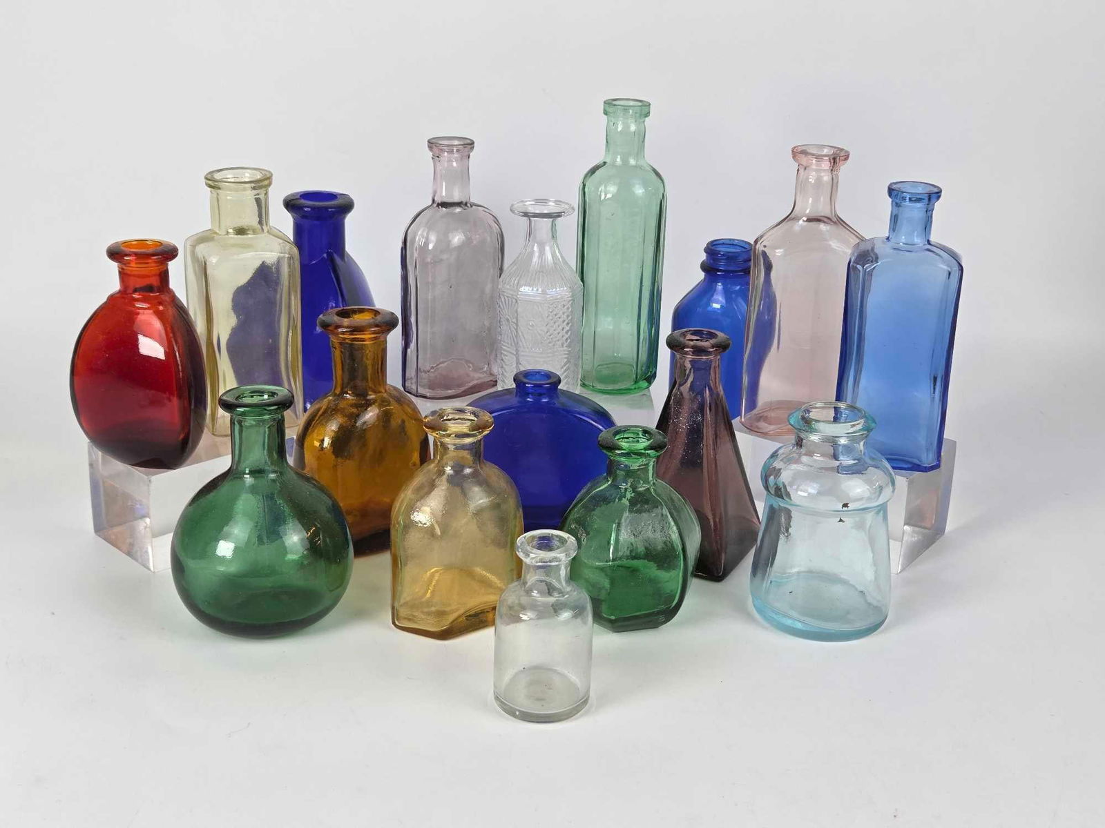 COLLECTION OF VINTAGE AND ANTIQUE COLORED GLASS BOTTLES (1 of 3)