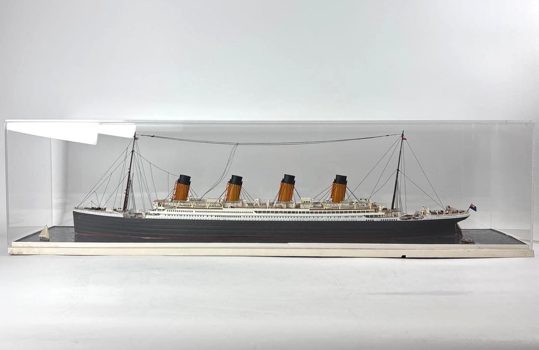 TITANIC SHIP MODEL IN ACRYLIC CASE AND CUSTOM OCEAN SCAPE WITH BOATS (1 of 20)