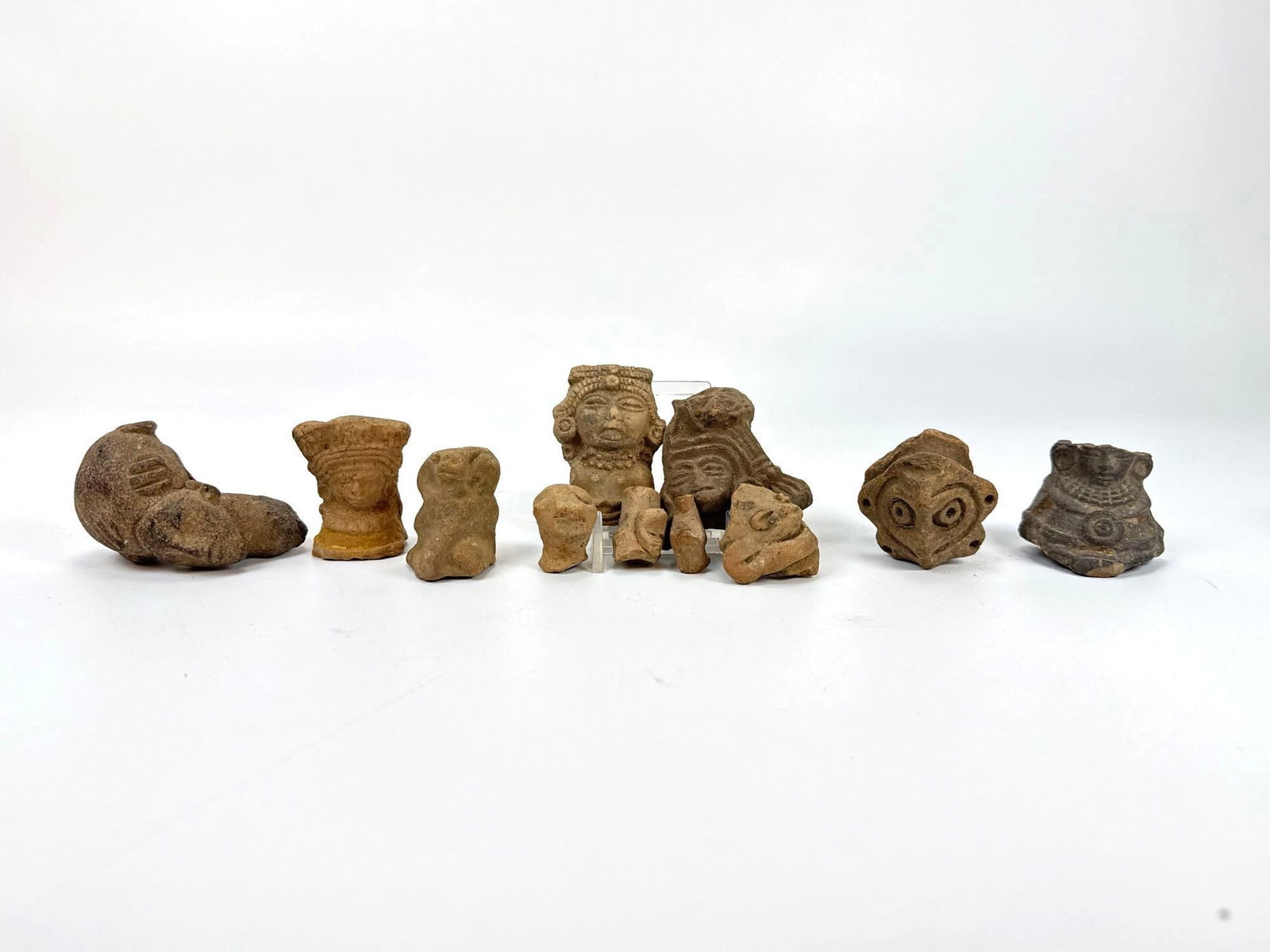 LOT OF PRE COLUMBIAN POTTERY FRAGMENTS (1 of 8)