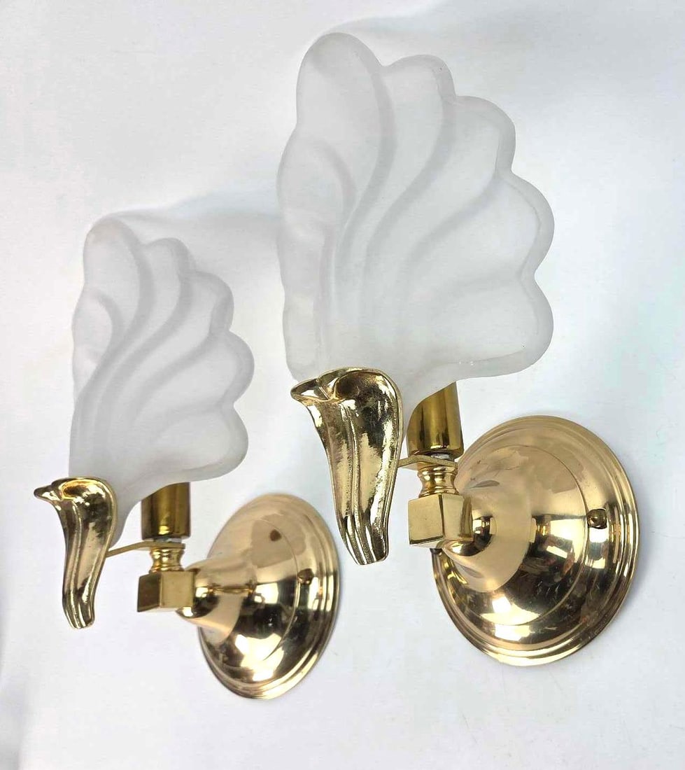 PAIR OF HOLLYWOOD REGENCY BRASS & FROSTED GLASS LEAF WALL SCONCES (1 of 14)