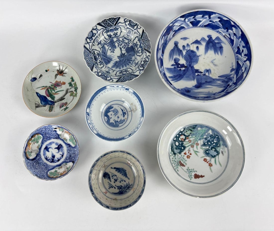 SEVEN-PIECE COLLECTION OF CHINESE AND JAPANESE EXPORT PORCELAIN DISCOVERY LOT (1 of 4)