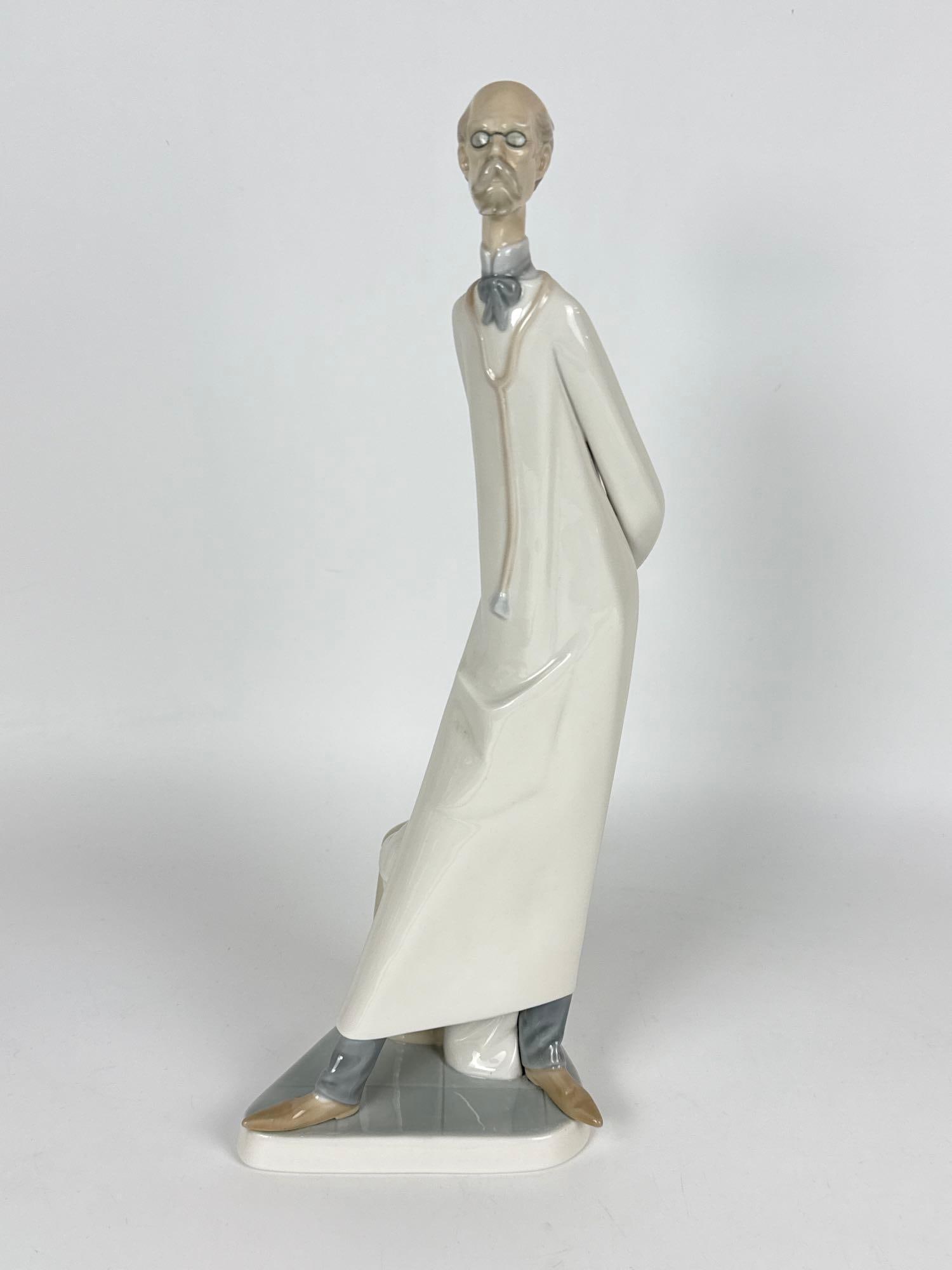 LLADRO SPAIN "THE DOCTOR" PORCELAIN FIGURINE (1 of 7)