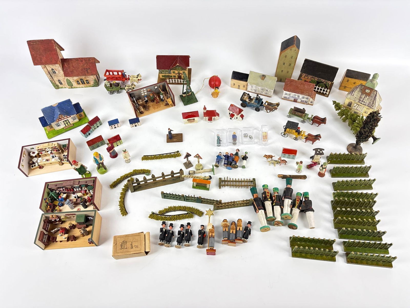 GERMAN ERZGEBIRGE MINIATURE WOODEN VILLAGE DISCOVERY LOT (1 of 7)