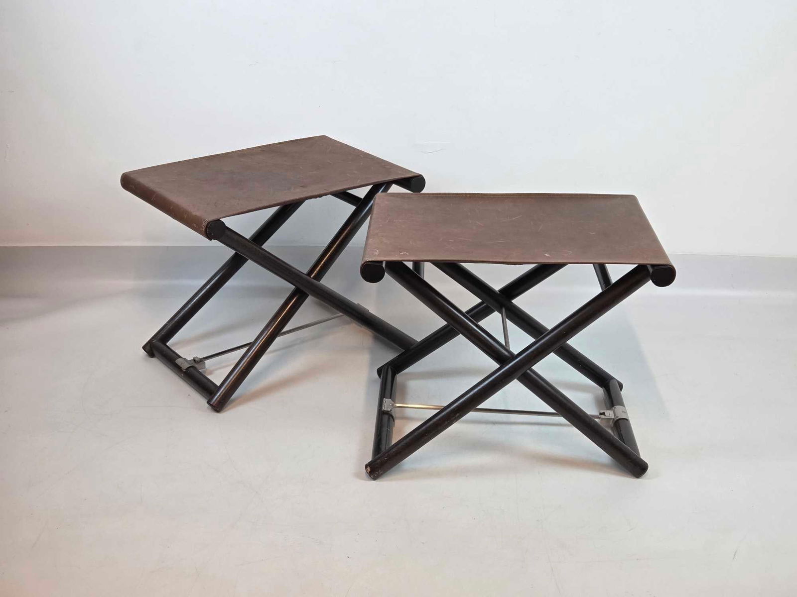 VINTAGE PAIR OF MCGUIRE SAN FRANCISCO COACH LEATHER CAMPAIGN FOLDING STOOLS (1 of 16)