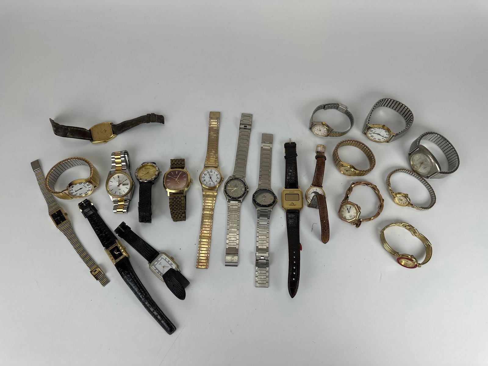 DISCOVERY LOT OF VINTAGE WATCHES (1 of 10)