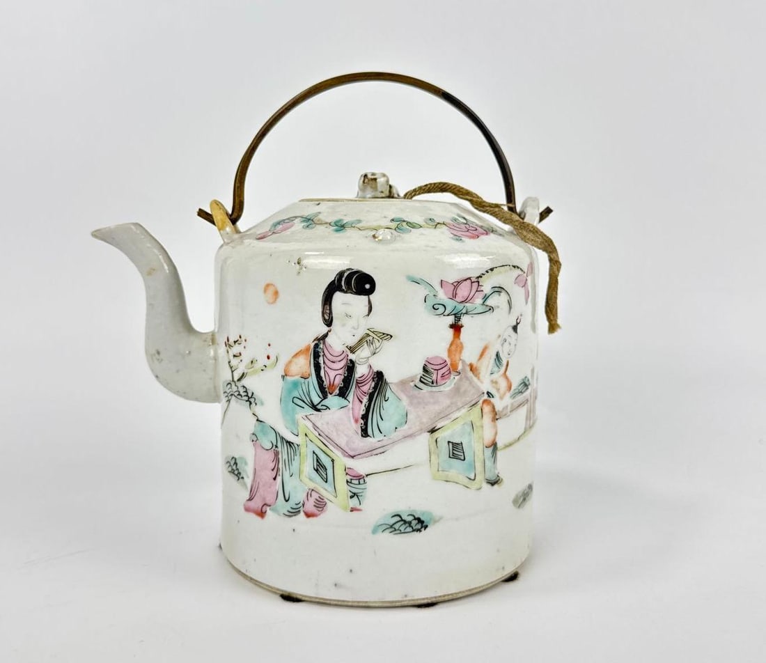 ANTIQUE CHINESE FAMILLE ROSE PORCELAIN TEAPOT (1 of 8)
