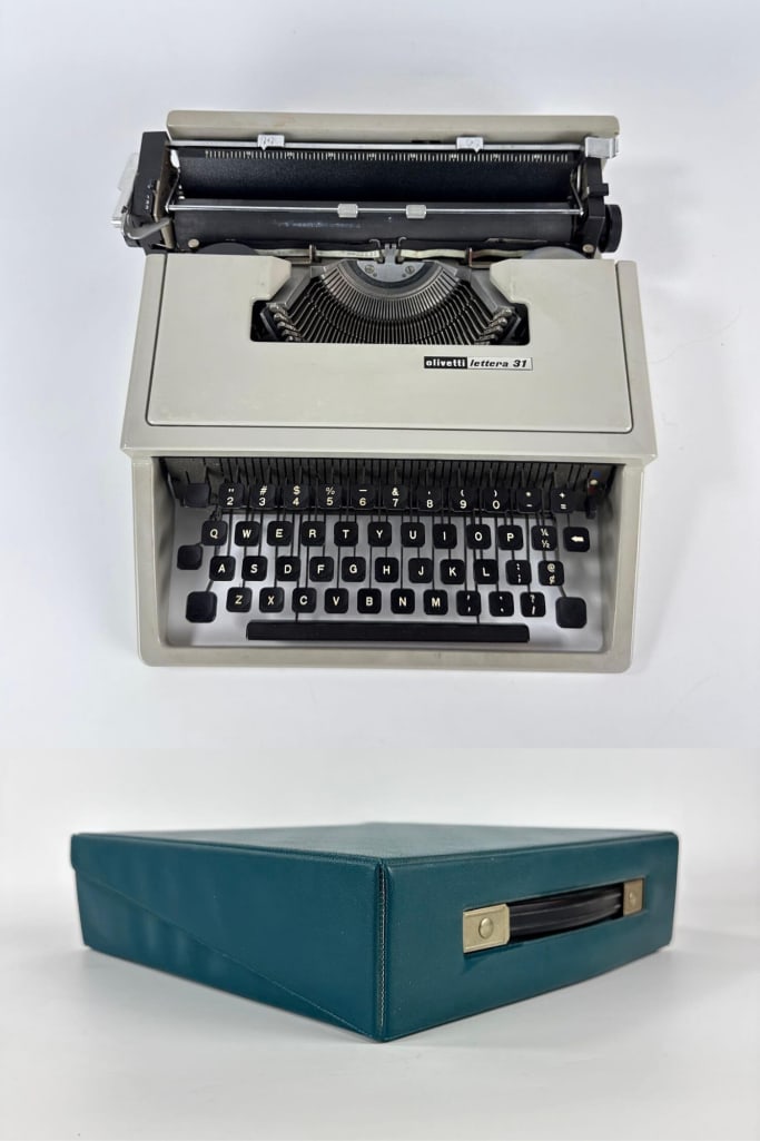 VINTAGE OLIVETTI LETTERA 31 PORTABLE TYPEWRITER WITH CASE (1 of 16)