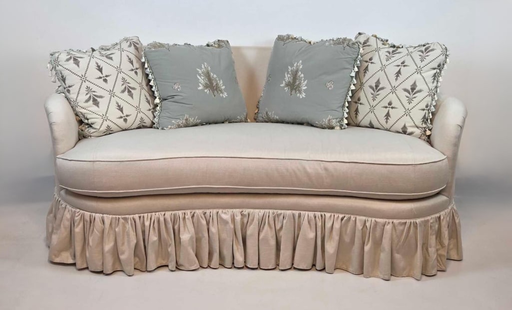DREXEL HERITAGE CURVED BACK SETTEE / SOFA LOVE SEAT RUFFLED SKIRT W/ 4 DOWN PILLOWS: *An exquisite acquisition for the discerning collector: This stately Drexel Heritage curved sofa features a timeless silhouette and the brand's signature construction. Boasting superior structural
