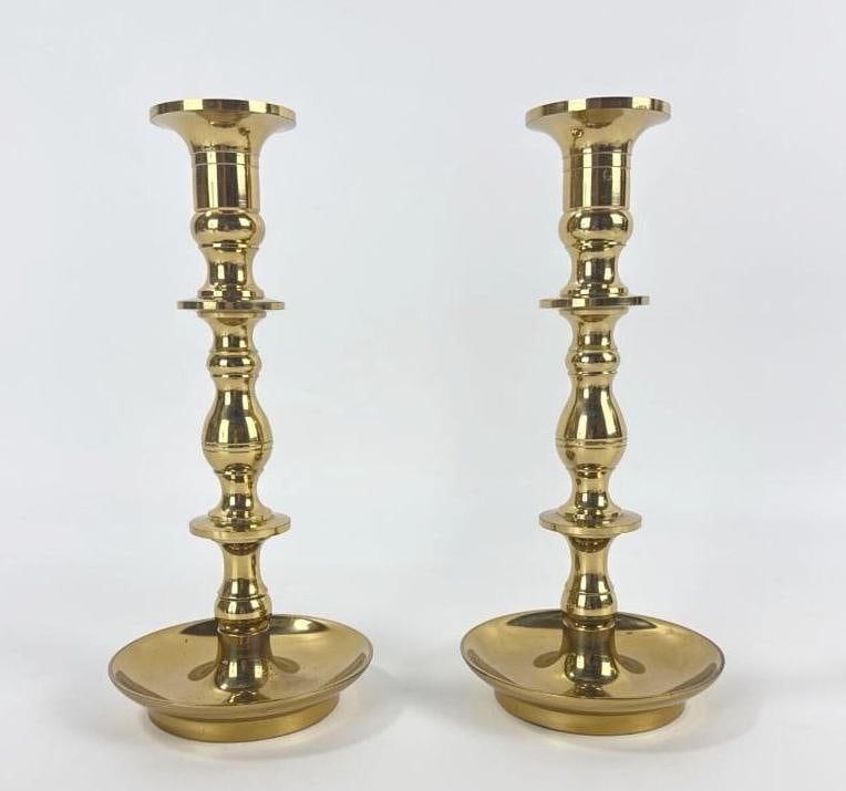 PAIR VINTAGE COLONIAL ACCESSORIES POLISHED BRASS CANDLESTICKS (1 of 7)