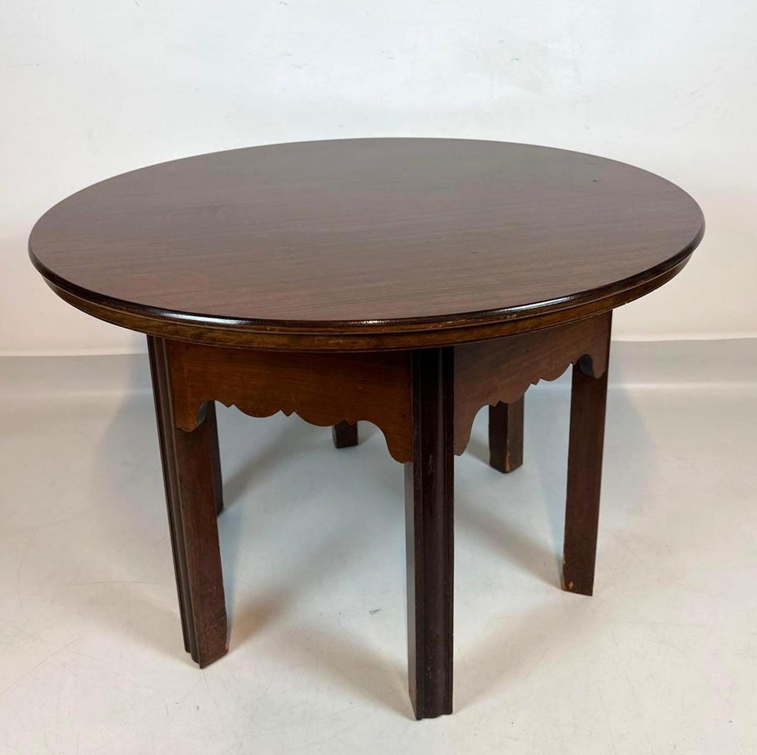 ROUND COLONIAL REVIVAL STYLE WOOD TABLE (1 of 7)