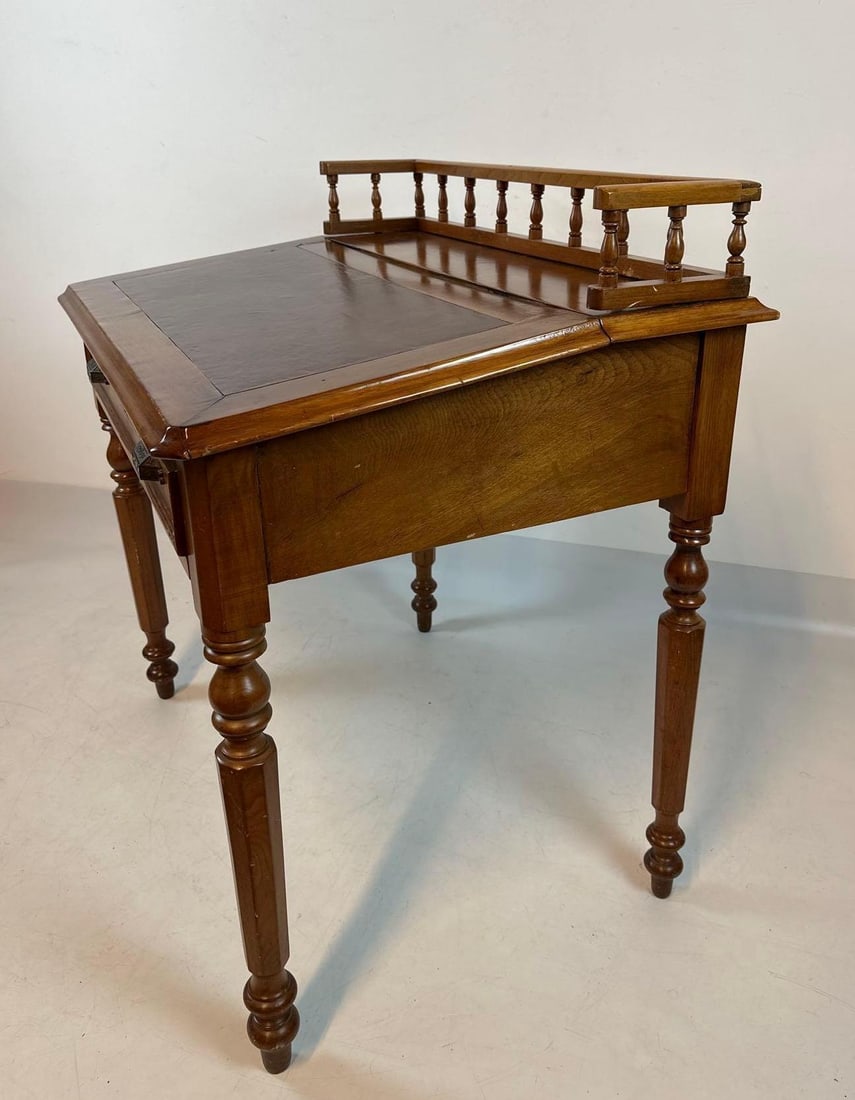 SPINDLE GALLERY WOOD WRITING DESK WITH TURNED LEGS (1 of 14)