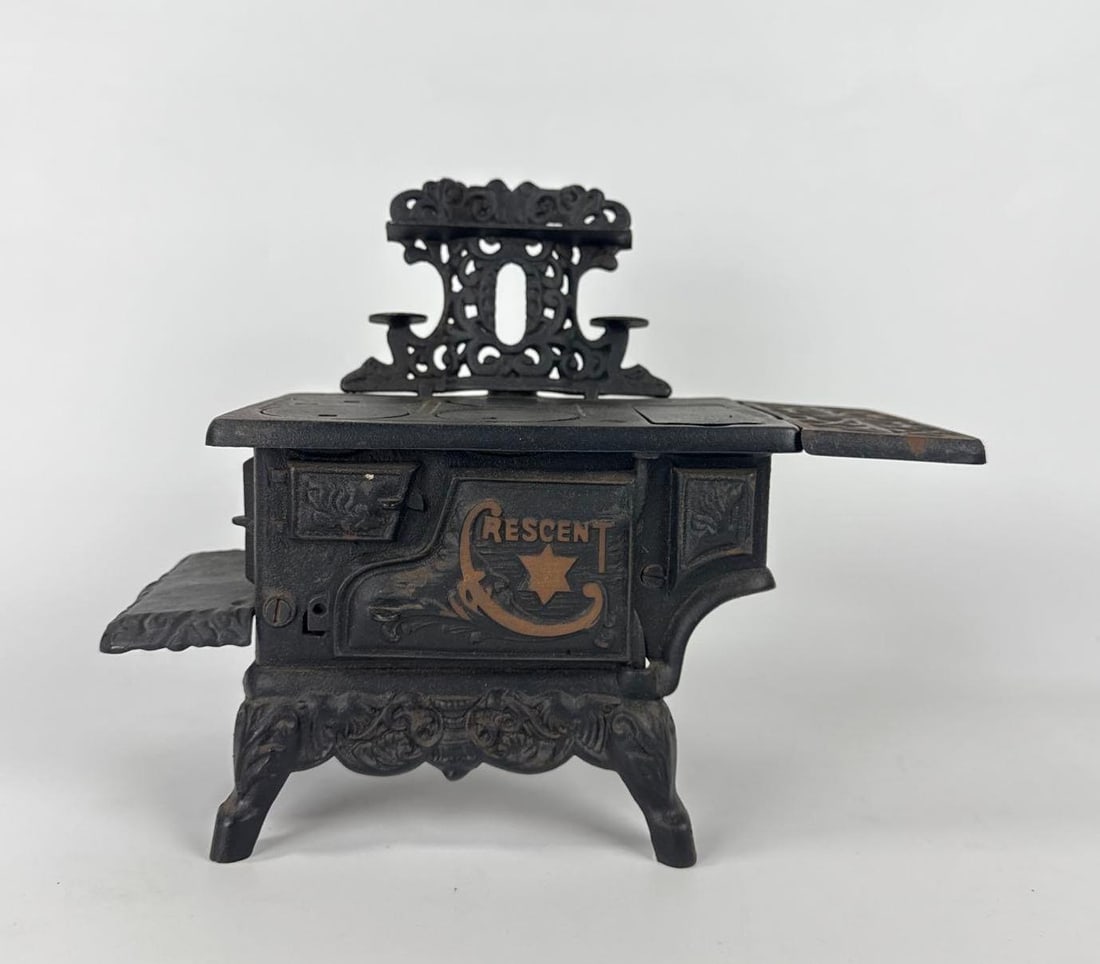 VINTAGE CRESCENT CAST IRON TOY STOVE WITH MINIATURE ACCESSORIES SALESMAN SAMPLE (1 of 11)