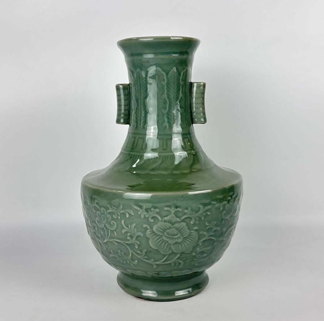 CHINESE LONGQUAN STYLE CELADON PEONY ARROW VASE (1 of 8)