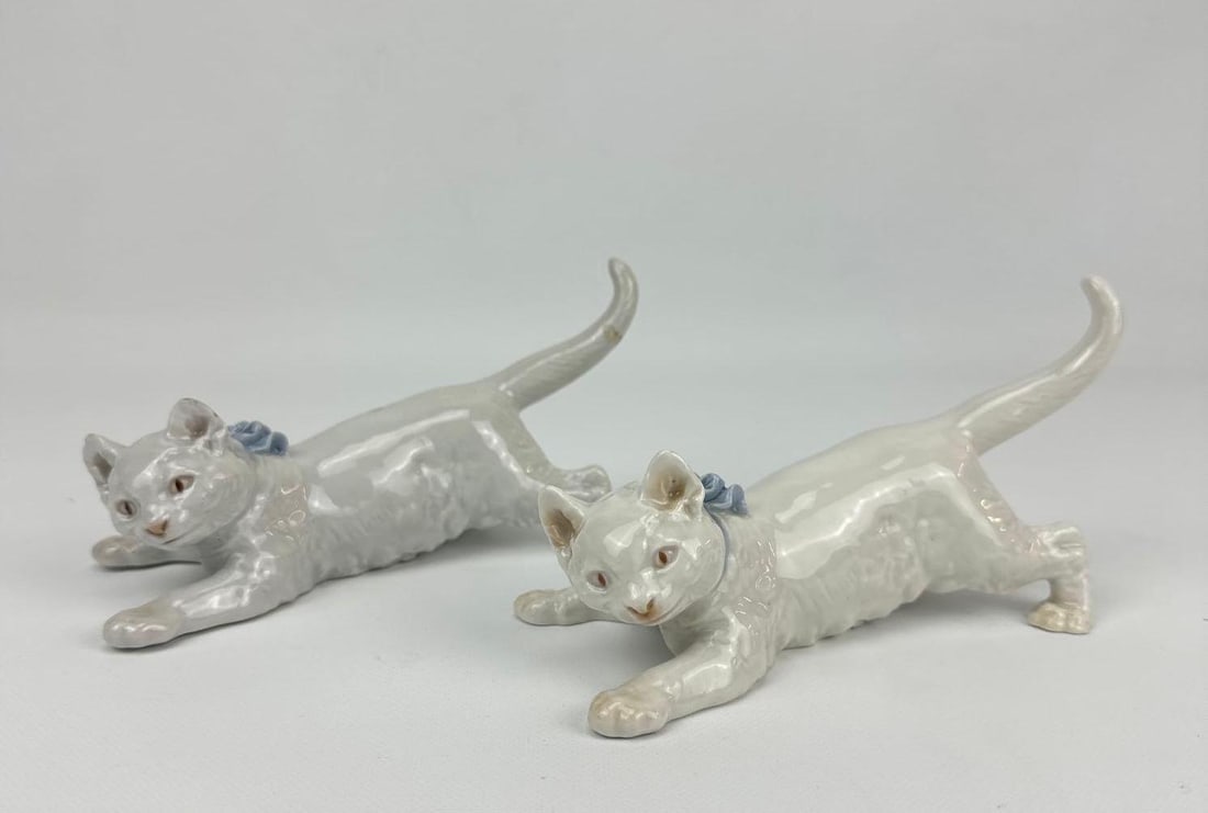 PAIR OF ANTIQUE MEISSEN GERMAN PORCELAIN PLAYFUL KITTEN FIGURINES (1 of 10)