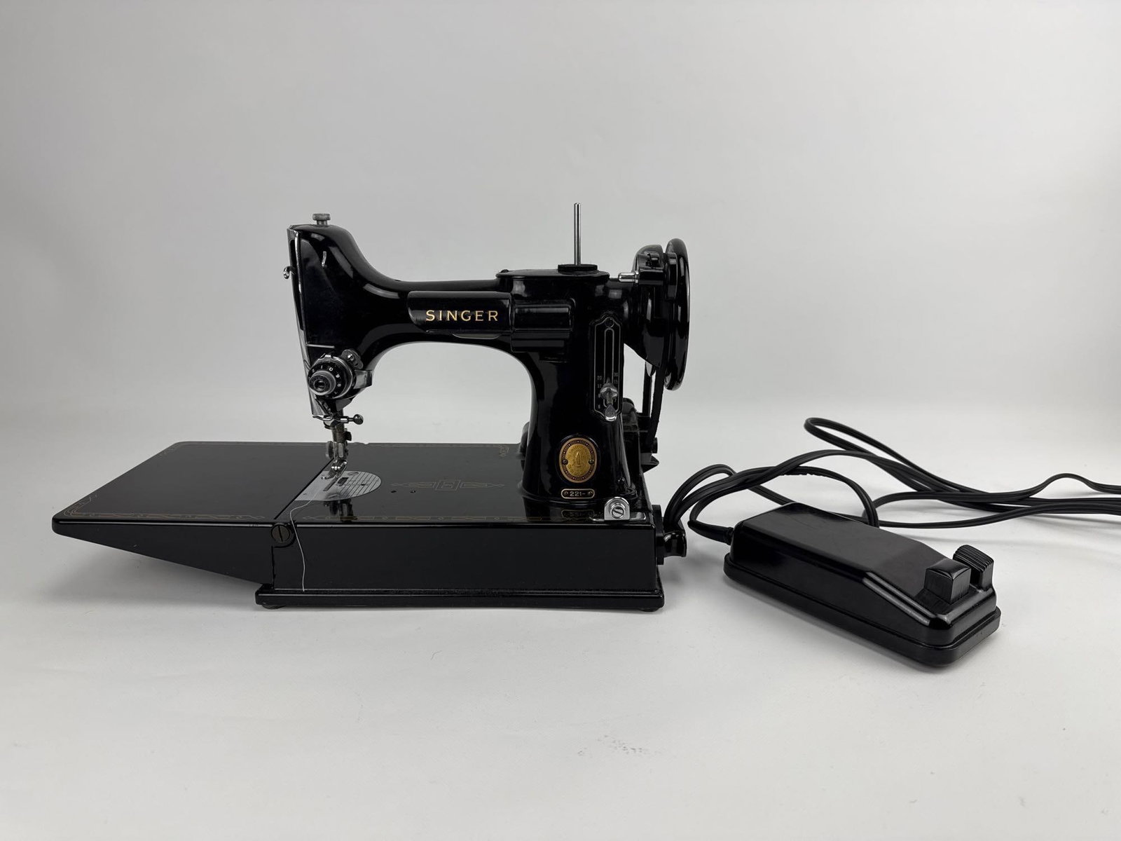 VINTAGE FUNCTIONING SINGER 221 FEATHERWEIGHT PORTABLE SEWING MACHINE WITH CASE (1 of 12)