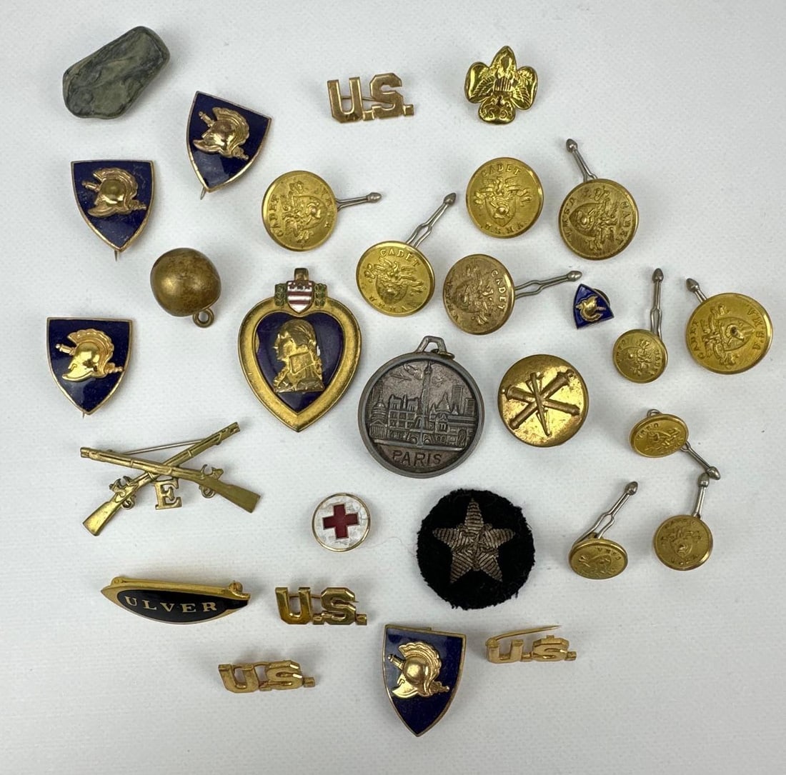 LARGE GROUP OF MILITARY PINS AND INSIGNIA INCLUDING PURPLE HEART (1 of 5)