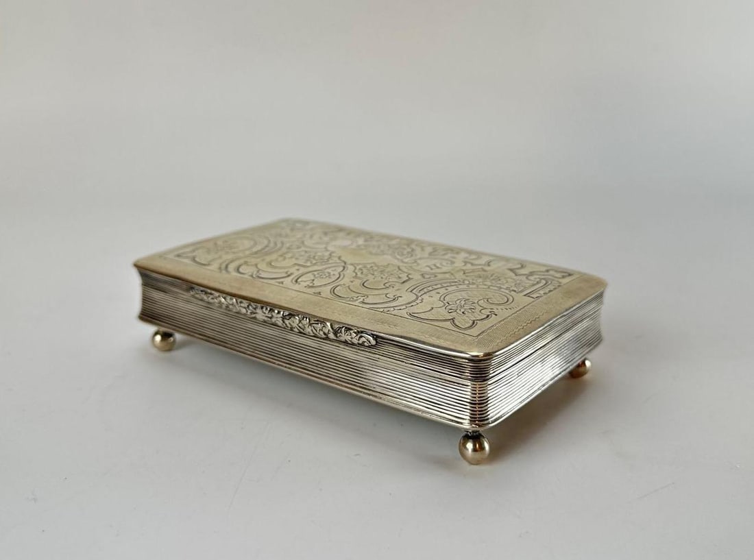ANTIQUE VICTORIAN STERLING SILVER CHASED BOX (1 of 12)