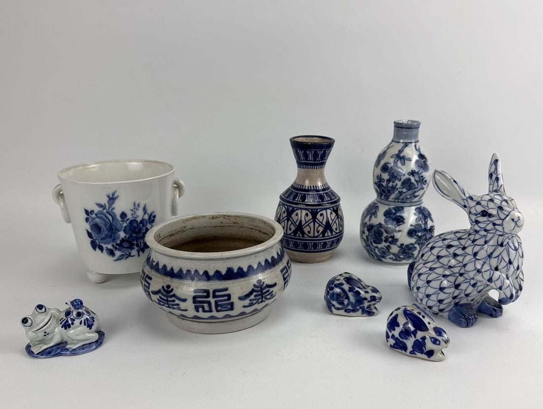 8-PIECE DISCOVERY LOT OF VINTAGE BLUE AND WHITE CERAMICS (1 of 8)