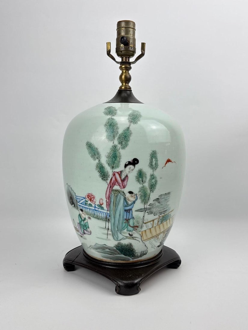 CHINESE FAMILLE ROSE PORCELAIN COURT SCENE BALUSTER VASE TABLE LAMP: Single Chinese export-style porcelain baluster vase lamp with a hand-painted Famille Rose palette depicting a court lady and children in a garden landscape, mounted on a carved dark wood base. Approxi