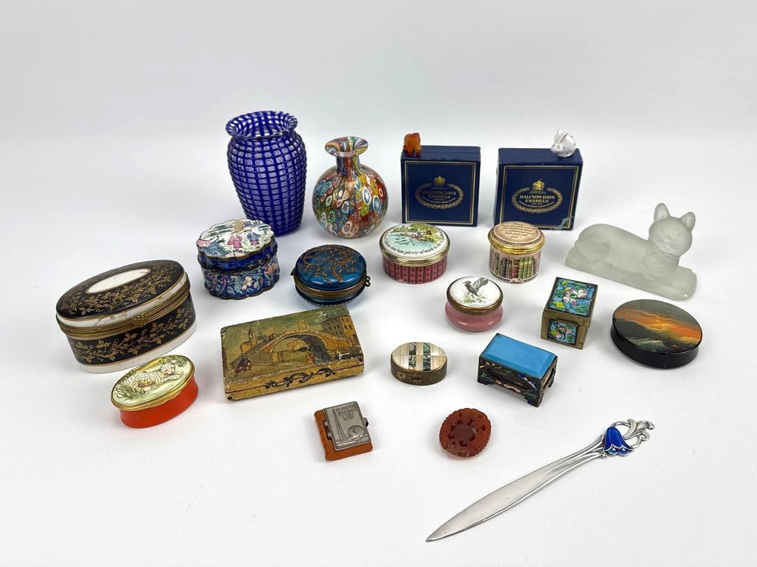 DISCOVERY LOT DESK VANITU ACCESSORIES: TRINKET & PILL BOXES, VASES, FIGURINES (1 of 6)