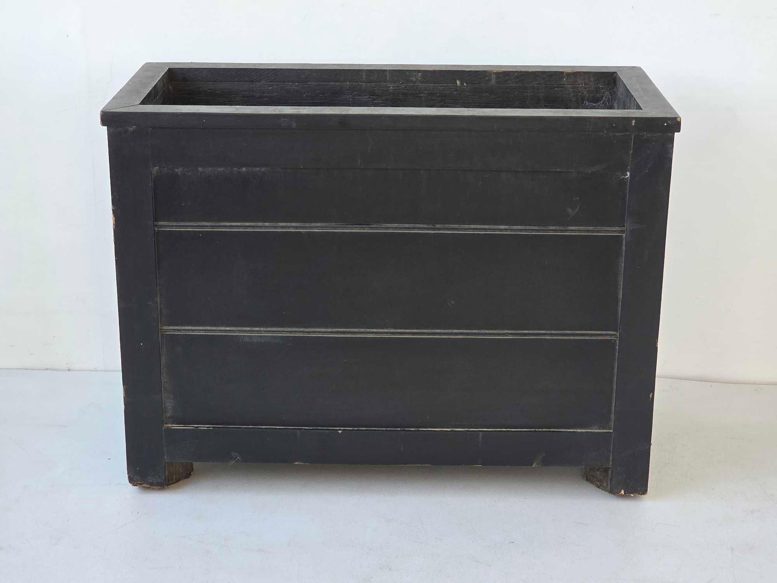 VINTAGE LARGE BLACK PAINTED PANELED WOOD GARDEN PLANTER: Large-scale rectangular wooden estate planter with recessed paneled sides and flat top rim in a black finish. NOTE PHOTOS, THIS PLANTER NEEDS SOME DEGREE OF REFURBISHMENT. Approximate Dimensions: 27.2