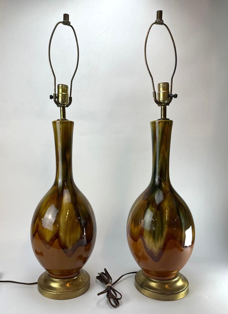 PAIR OF VINTAGE MID-CENTURY MCM DRIFTWOOD GLAZED CERAMIC LAMPS: Pair of mid-century modern long-neck ceramic table lamps featuring a glossy, multi-toned drip glaze in earthy shades of brown, amber, and olive green, mounted on circular brass-toned metal bases. Appr