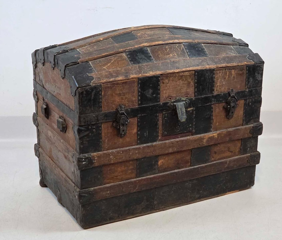 ANTIQUE 19TH CENTURY WOOD & IRON DOME-TOP STEAMER TRUNK (1 of 15)