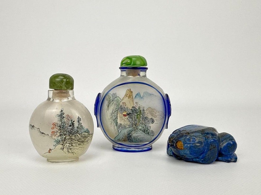 GROUPING OF TWO CHINESE INSIDE-PAINTED SNUFF BOTTLES AND CARVED LAPIS LAZULI FROG (1 of 9)