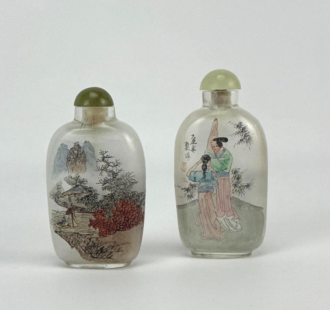 TWO VINTAGE CHINESE REVERSE-PAINTED GLASS SNUFF BOTTLES (1 of 9)