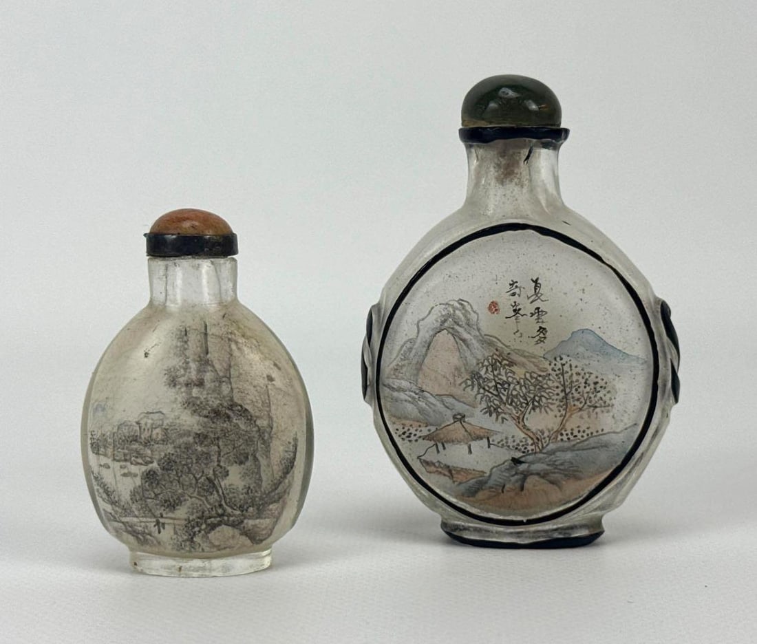 TWO VINTAGE CHINESE REVERSE-PAINTED GLASS SNUFF BOTTLES (1 of 11)