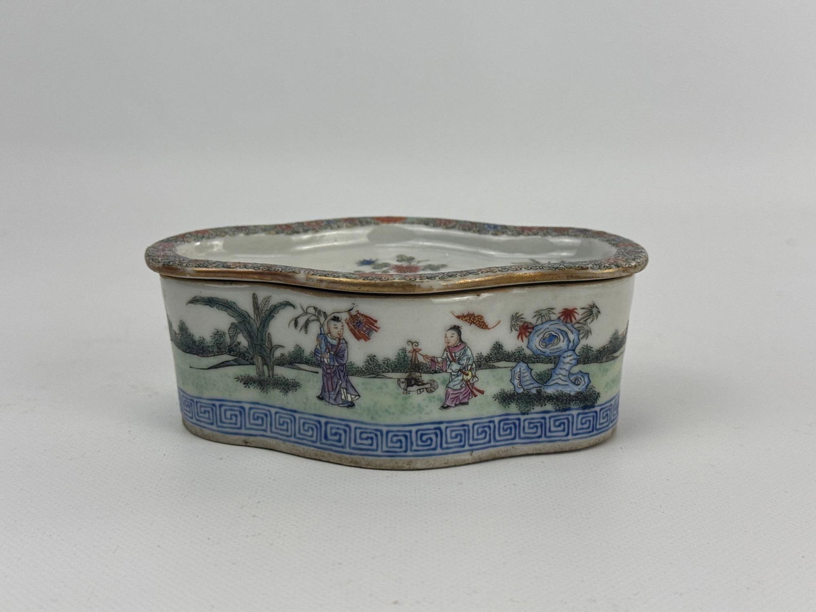 ANTIQUE CHINESE FAMILLE ROSE PORCELAIN PIERCED CRICKET BOX (1 of 10)