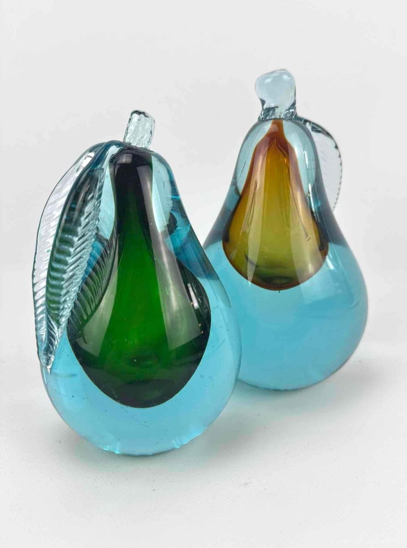 NEAR PAIR OF VINTAGE MURANO STYLE SOMMERSO GLASS ART PEAR FIGURINES: Two Italian style hand-blown art glass fruit sculptures utilizing a multi-layered sommerso technique with amber and emerald green cores suspended inside transparent blue glass bodies with molded clear
