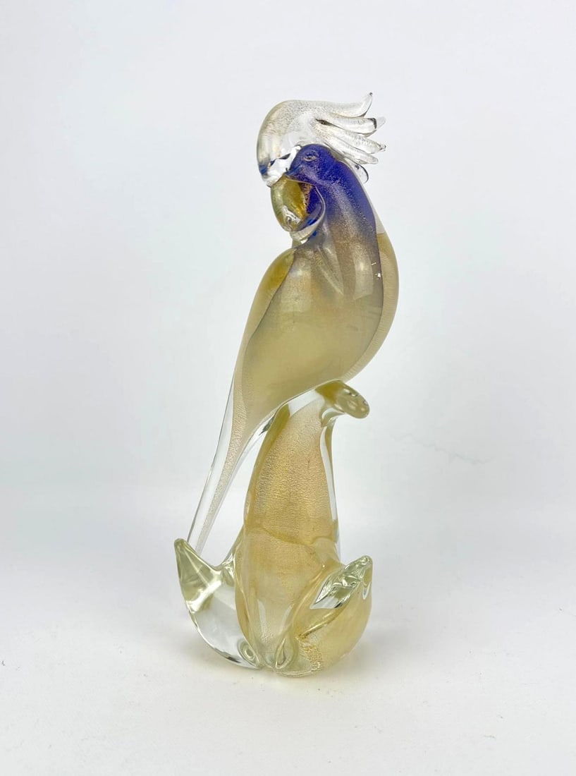 MURANO GOLD AVVENTURINA AND PURPLE GLASS COCKATIEL FIGURE: A mid-century hand-blown Italian art glass tropical parrot sculpture with a shimmering aventurine gold flecked body and base supporting a vibrant translucent purple head and clear crested feathers. Ap
