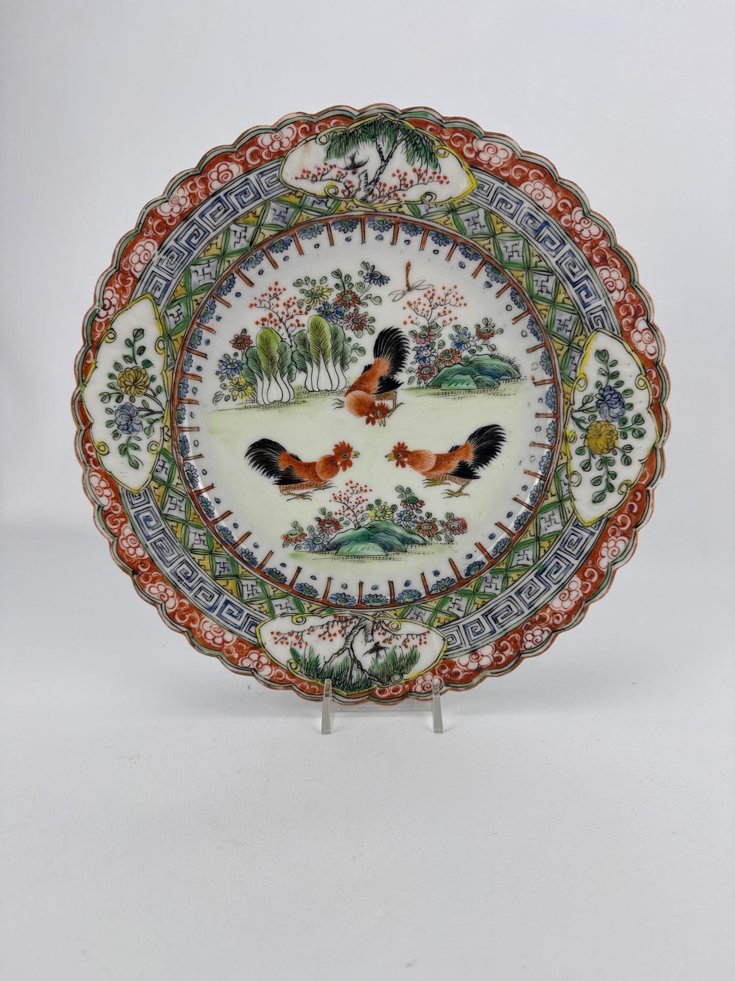 ANTIQUE CHINESE FAMILLE ROSE ROOSTER PORCELAIN PLATE WITH TONGZHI MARK: An antique Chinese Famille Rose export porcelain plate with a scalloped fluted rim hand-painted with three roosters in a garden landscape over an iron-red four-character Tongzhi seal mark on the rever