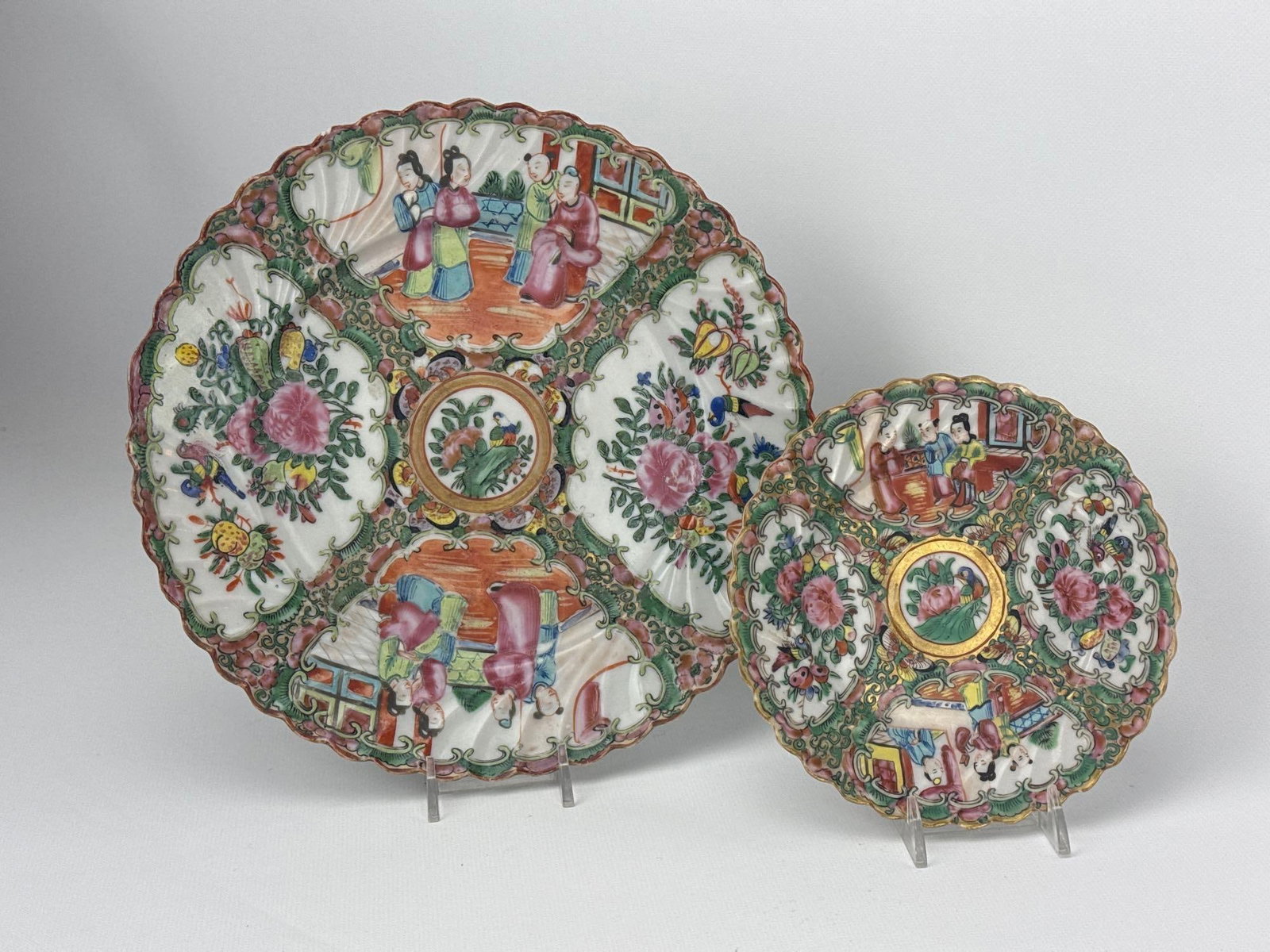TWO ANTIQUE CHINESE EXPORT ROSE MEDALLION PORCELAIN PLATES (1 of 8)