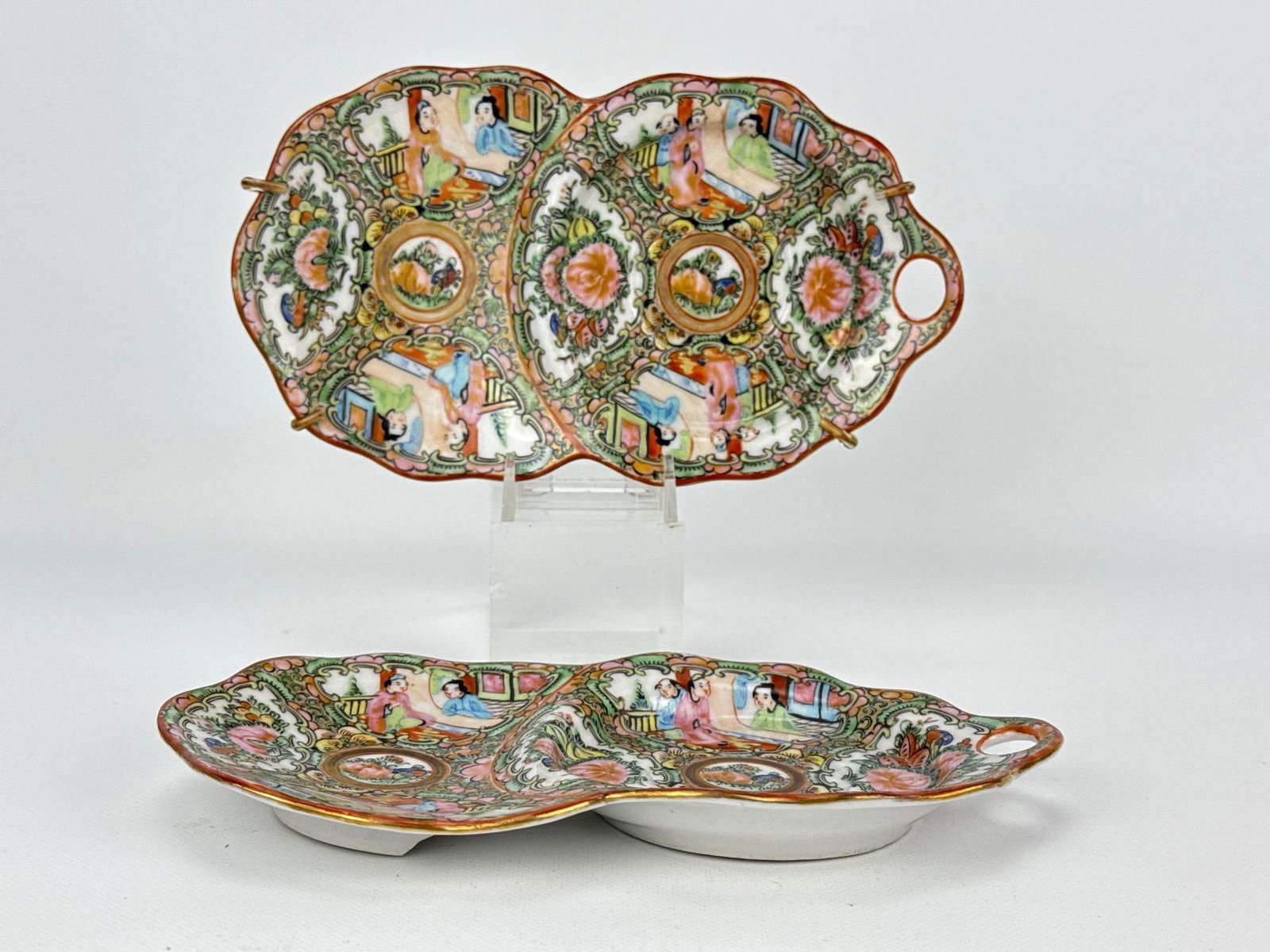 PAIR OF CHINESE EXPORT ROSE MEDALLION PORCELAIN DOUBLE-KIDNEY DISHES: A pair of early 20th-century Chinese export porcelain interlocking double-kidney shaped sweetmeat or relish dishes with integral looped loop-handles hand-painted in the traditional Rose Medallion patt