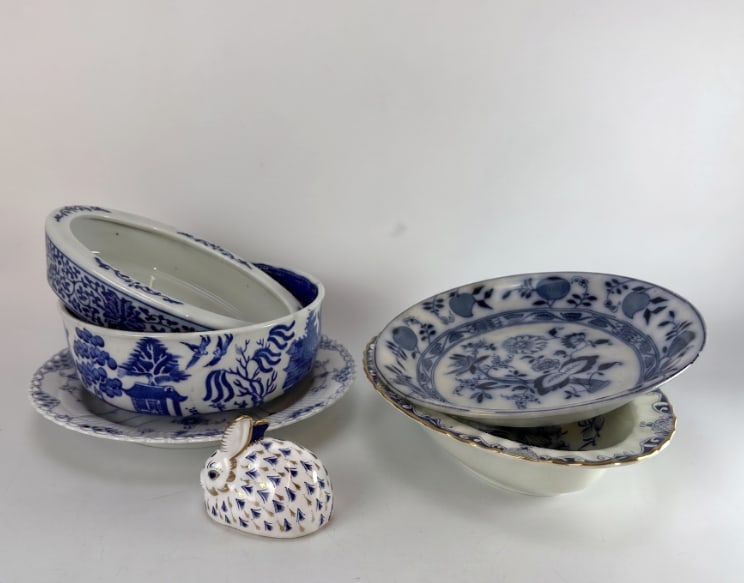 ROYAL CROWN DERBY, ROYAL COPENHAGEN & ENGLISH BLUE AND WHITE PORCELAIN ASSORTMENT (1 of 7)