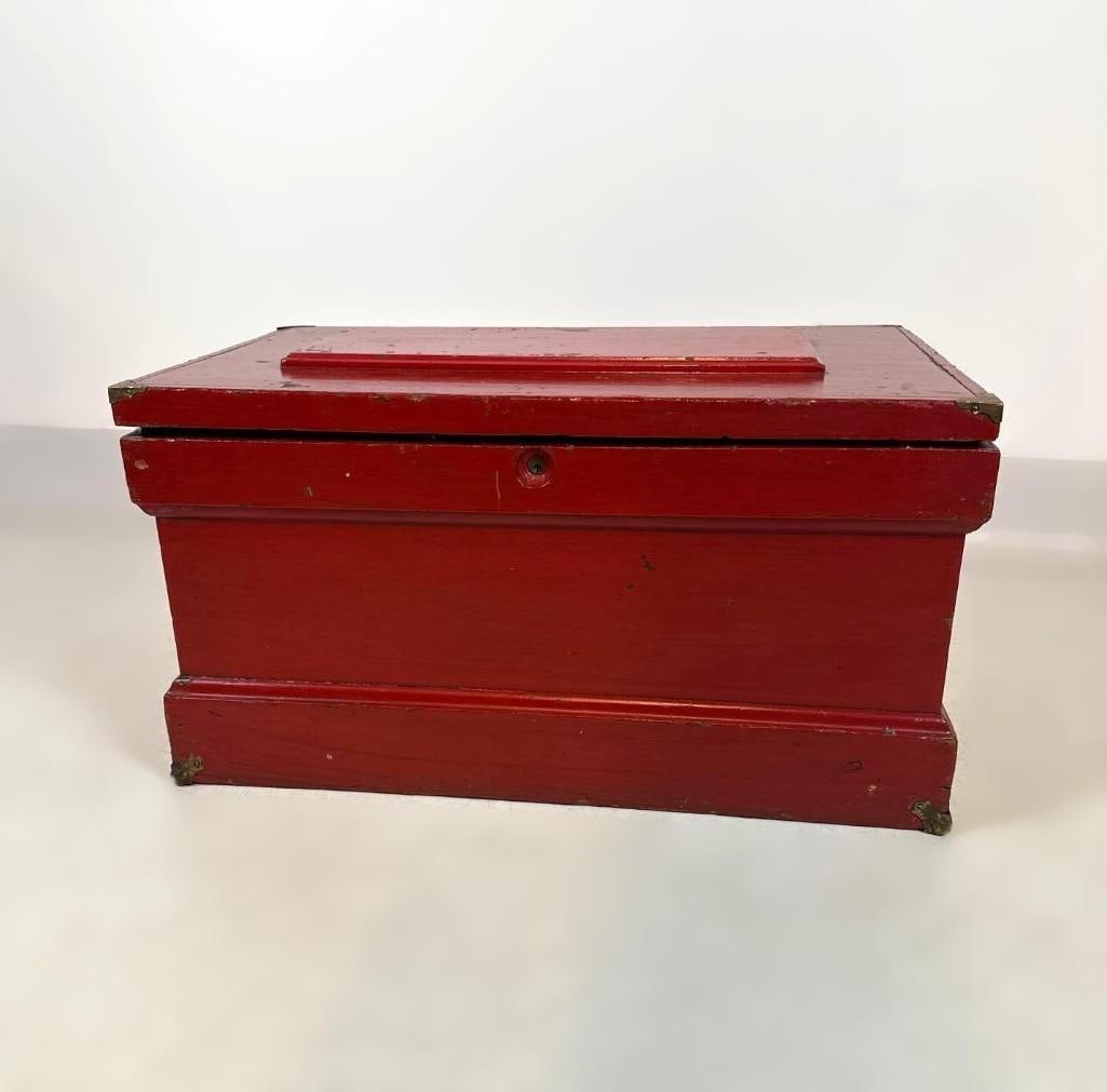 CHINESE RED LACQUER BLANKET CHEST: A vibrant 19th century style Asian rectangular storage trunk coated in red lacquer with a stepped top panel lid and brass corner hardware protection plates. Approximate Dimensions: 24” x 15&rdqu