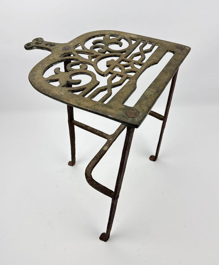 ANTIQUE GEORGIAN BRASS AND IRON HEARTH TRIVET KETTLE STAND (1 of 11)